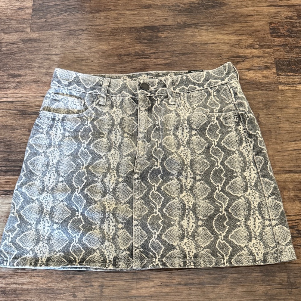 Stylish Gray Snake Print Skirt
